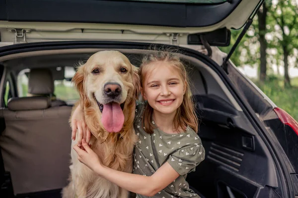 Peuter Meisje Met Golden Retriever Hond Auto — Stockfoto