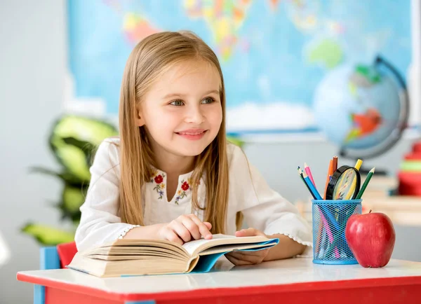 Маленькая Девочка Читает Книгу — стоковое фото