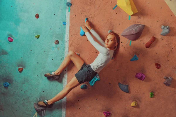 Sportliches Kleines Mädchen Klettert Drinnen — Stockfoto