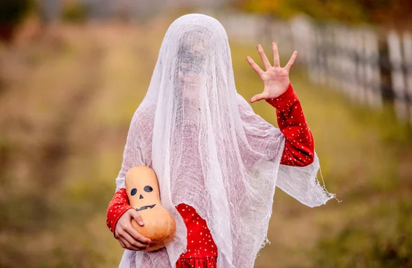 Cadılar Bayramı Kostümlü Küçük Kız Balkabağıyla — Stok fotoğraf