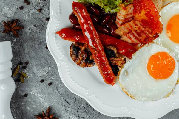 ベーコンと揚げ朝食 ソーセージとベイクドビーンズ — ストック写真
