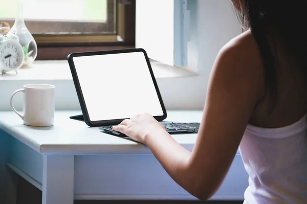 女人们工作时使用平板电脑 空白的平板电脑屏幕可以添加文字或其他媒体 — 图库照片