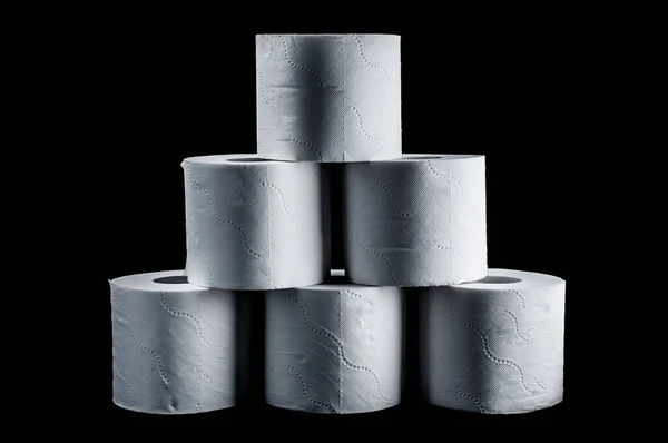 Siyah Zemin Üzerinde Beyaz Iki Katmanlı Tuvalet Kağıdı Piramidi — Stok fotoğraf