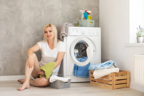 洗濯機と服を持った若い主婦 ウォッシングデー — ストック写真