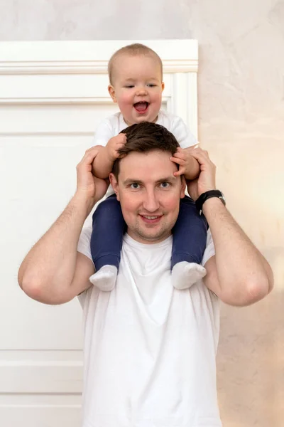 Hombre Contento Con Bebé Alegre Hombros —  Fotos de Stock