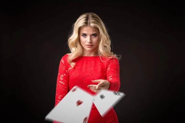 Mladá Krásná Žena Emocionální Hází Karty Černém Pozadí Ateliéru Poker — Stock fotografie