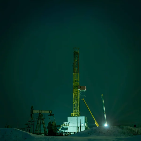 Geceleri Sondaj Kulesi Derrick Sondajı Yağ Pompası Krikosu Gece Görüşü — Stok fotoğraf