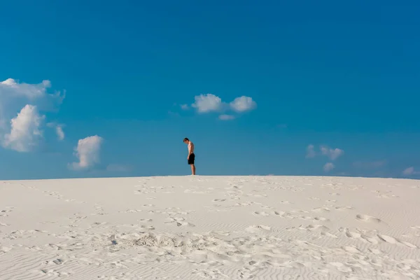 Νεαρός Σπορ Θέλετε Κάνει Ακροβατικές Ασκήσεις Πάνω Στην Άμμο Κοντά — Φωτογραφία Αρχείου