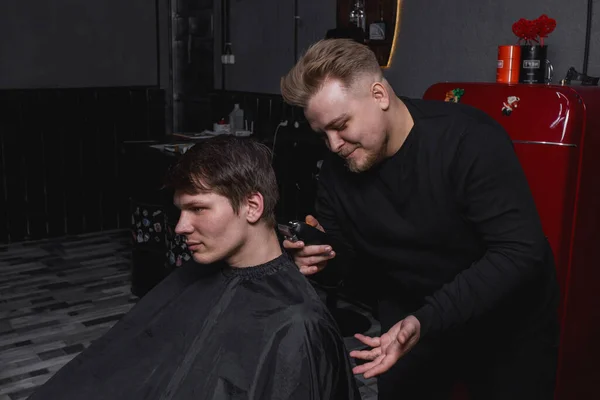 Friseur Europäisch Aussehende Mann Friseur Schneidet Die Kundin Mit Dunklen — Stockfoto
