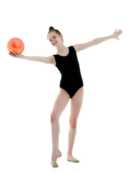 女子体操選手はボールと練習を行います — ストック写真