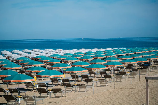 ロマーニャ リビエラのRiccioneの海岸に傘が開いています — ストック写真