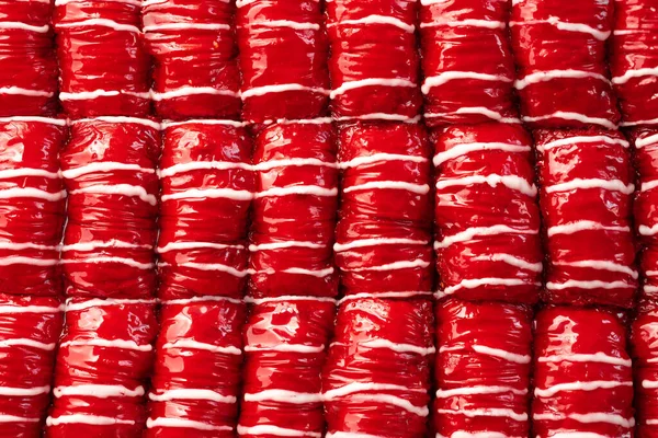 Kırmızı Renkli Türk Tatlı Baklavası Sıraya Dizildi — Stok fotoğraf