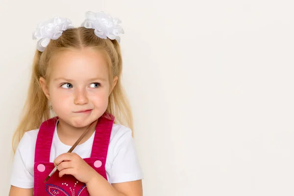 Küçük Kız Düşünüyor Anaokulu Kavramı Montessori Eğitimi — Stok fotoğraf