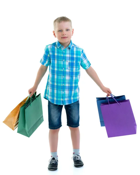 Маленький Хлопчик Махав Різнокольоровими Паперовими Пакетами Він Йде Покупками — стокове фото