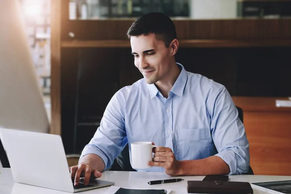 Male Marketing Managers Drink Coffee While Working Reduce Drowsiness Using — Stock Photo, Image