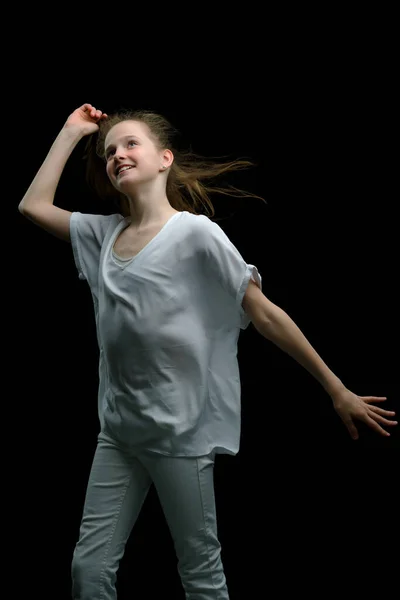 一个漂亮的小女孩站在风中 她的头发和衣服 — 图库照片