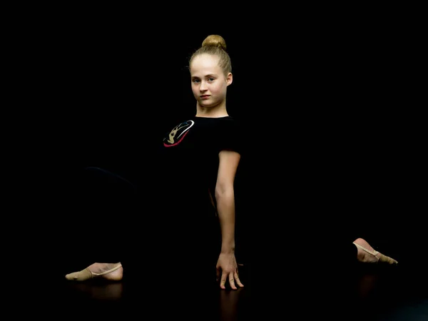 Dívka Gymnastka Provést Vlákno Cvičení — Stock fotografie
