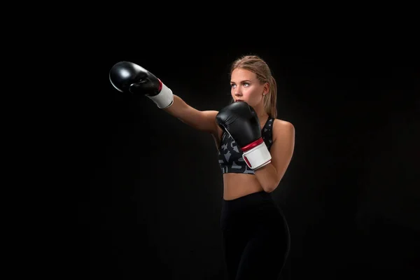 Vackra Kvinnliga Friidrottare Boxning Handskar Studion Svart Bakgrund — Stockfoto