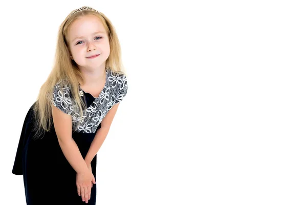 Rüzgarda Geliştirme Elbiseli Küçük Kız — Stok fotoğraf