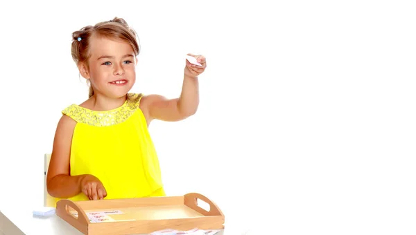 Seorang Gadis Kecil Sedang Mempelajari Hal Hal Montessori — Stok Foto