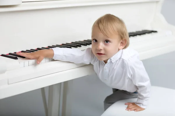 Kleiner Junge Atelier Neben Weißem Klavier — Stockfoto
