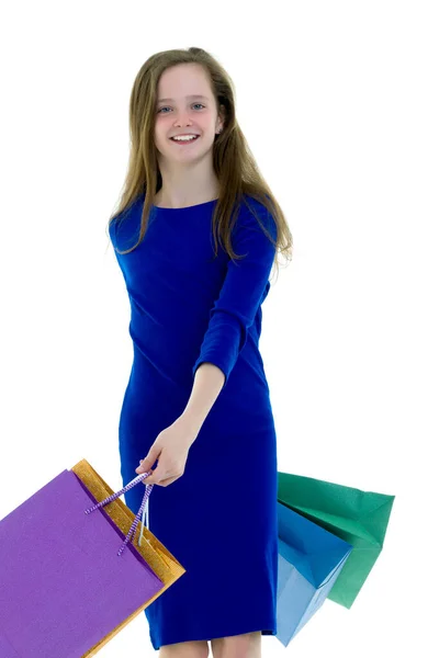 手に複数の色の袋を持つ女の子 — ストック写真