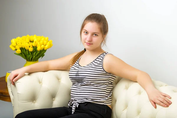 Preciosa Chica Escuela Con Pelo Largo Sedoso Con Ramo Tulipanes —  Fotos de Stock