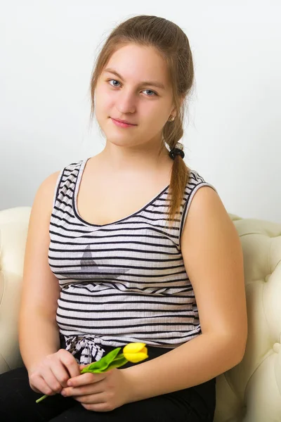 Belle Adolescent Fille Assis Sur Canapé Tenant Une Fleur Dans — Photo