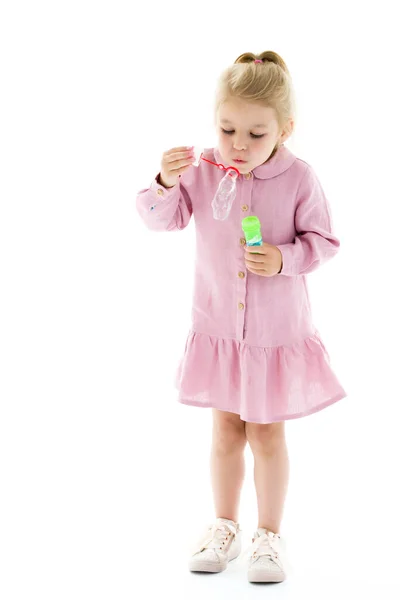 Маленька Дівчинка Ловить Мильні Бульбашки — стокове фото