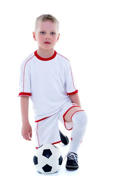 Маленький Мальчик Чистой Белой Футболке Играет Мячом — стоковое фото
