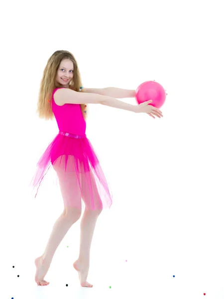 Kleines Mädchen Macht Fitness Mit Ball — Stockfoto