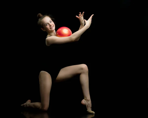 女子体操运动员用球进行练习 — 图库照片