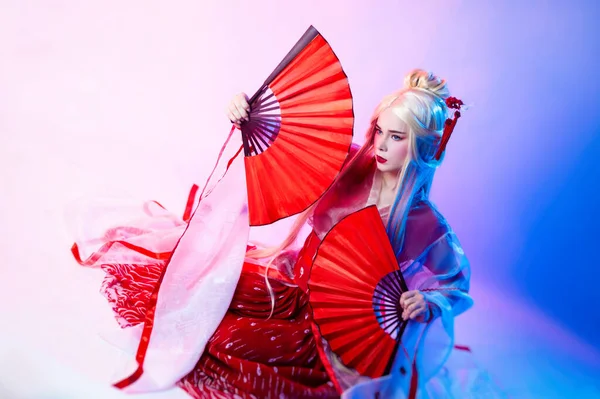 Una Mujer Traje Geisha Con Fans Sienta Sobre Fondo Blanco — Foto de Stock