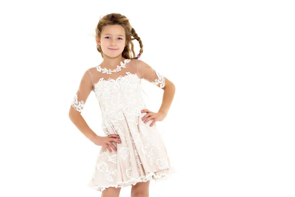 Elbise Giymiş Güzel Bir Kız Yakın Plan Beyaz Arkaplan Üzerinde — Stok fotoğraf