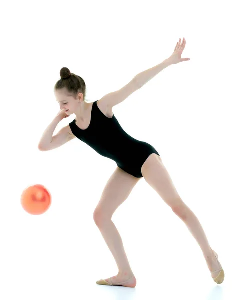 Dziewczyna Gimnastyczka Wykonuje Ćwiczenia Piłką — Zdjęcie stockowe