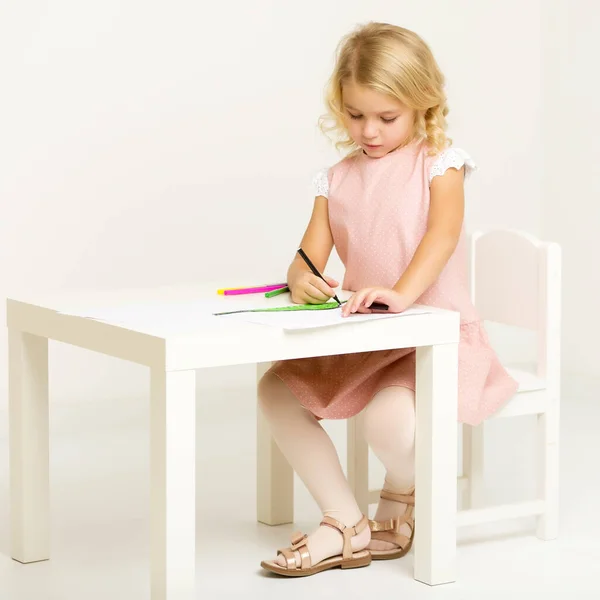 Küçük Bir Kız Masada Çizim — Stok fotoğraf