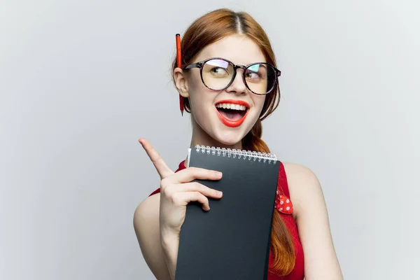 Vrouw Secretaresse Bril Met Een Notebook Handen Van Manager — Stockfoto