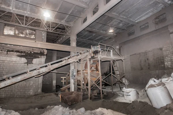 Fabrikanın Endüstriyel Atölyesindeki Eski Taşıma Bandı Kum Toprak Arazi Fabrikasının — Stok fotoğraf