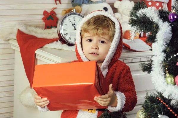 Enfant Heureux Noël Garçon Avec Boîte Cadeau Père Noël Sur — Photo