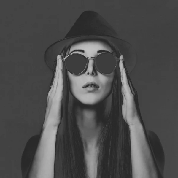 Mädchen Mit Runder Sonnenbrille — Stockfoto