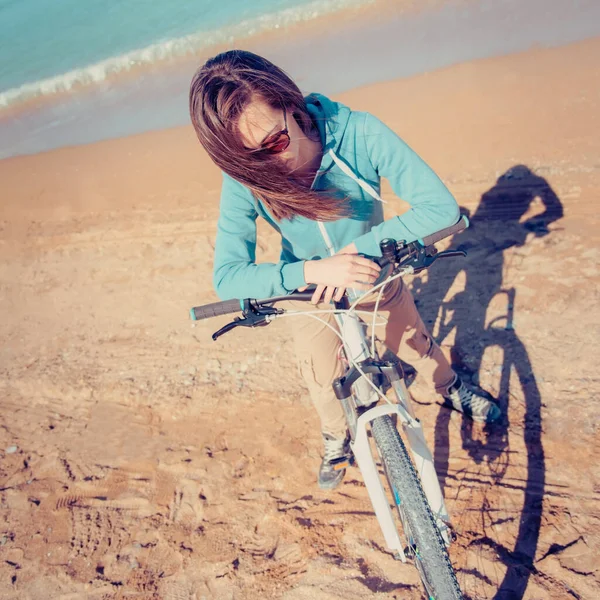夏天在海滩上骑车 — 图库照片