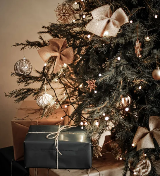 Новорічна Святкова Доставка Концепція Стійких Подарунків Чорні Подарункові Коробки Загорнуті — стокове фото