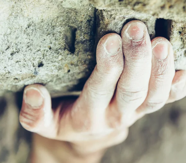 Nahaufnahme Der Männlichen Hand Des Bergsteigers — Stockfoto