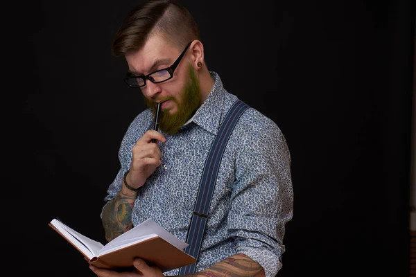 Hombre Gafas Con Cuaderno Sus Manos Entrenando Oficina Profesional — Foto de Stock