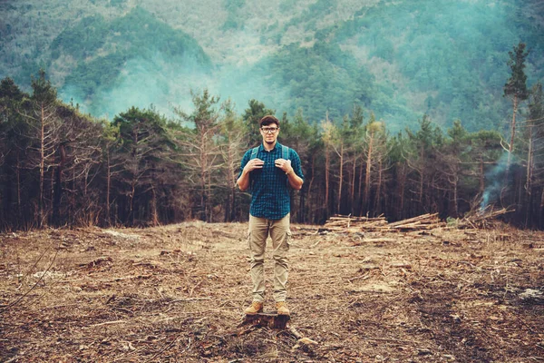 Ormanda Gezgin Adam — Stok fotoğraf