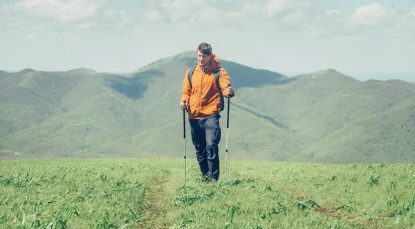 Πεζοπόρος Άνθρωπος Περπάτημα Στα Βουνά — Φωτογραφία Αρχείου