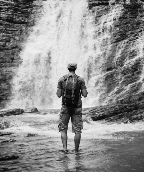 Explorer Mannen Tittar Vattenfall — Stockfoto
