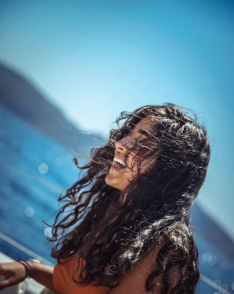 Glad Kvinna Segelbåt — Stockfoto