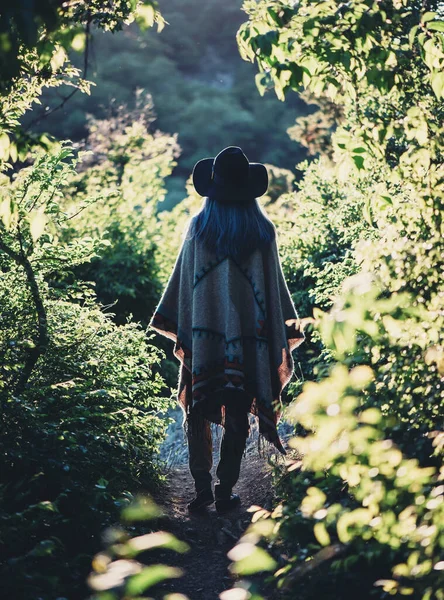 Κορίτσι Περπάτημα Στο Πάρκο Καλοκαίρι — Φωτογραφία Αρχείου