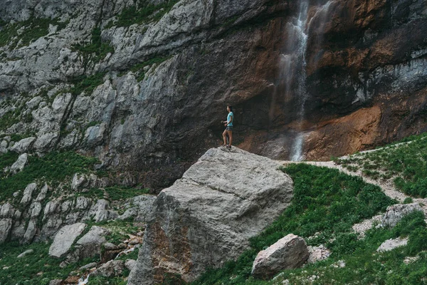 Traveler Walking Rocky Mountains — Stock Photo, Image